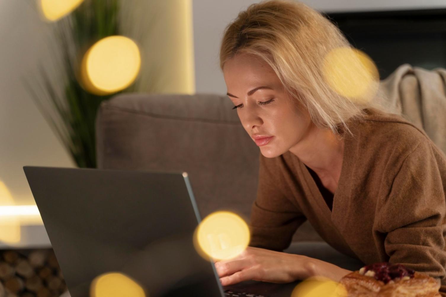 Entrepreneur travaillant sur ses finances dans un cadre professionnel