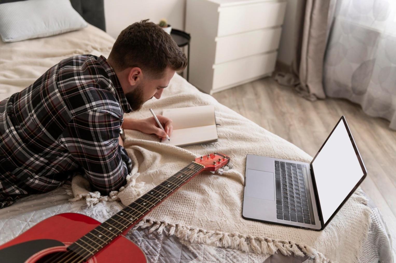 Entrepreneur travaillant sur ses documents financiers pendant une formation